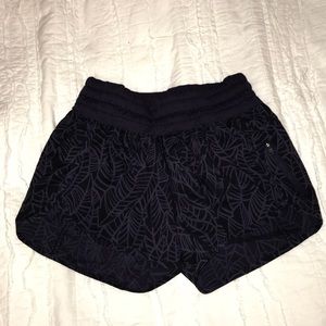 Lululemon Tracker Patterned Short size 6